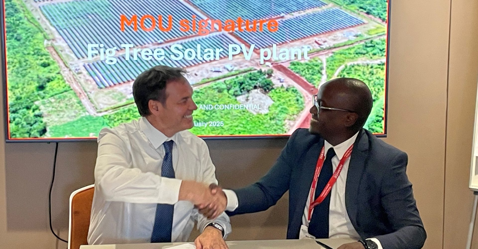 Jason De Carteret, CEO of Solarcentury Africa and Cornwell Muleya, CEO of IDC signing the agreement