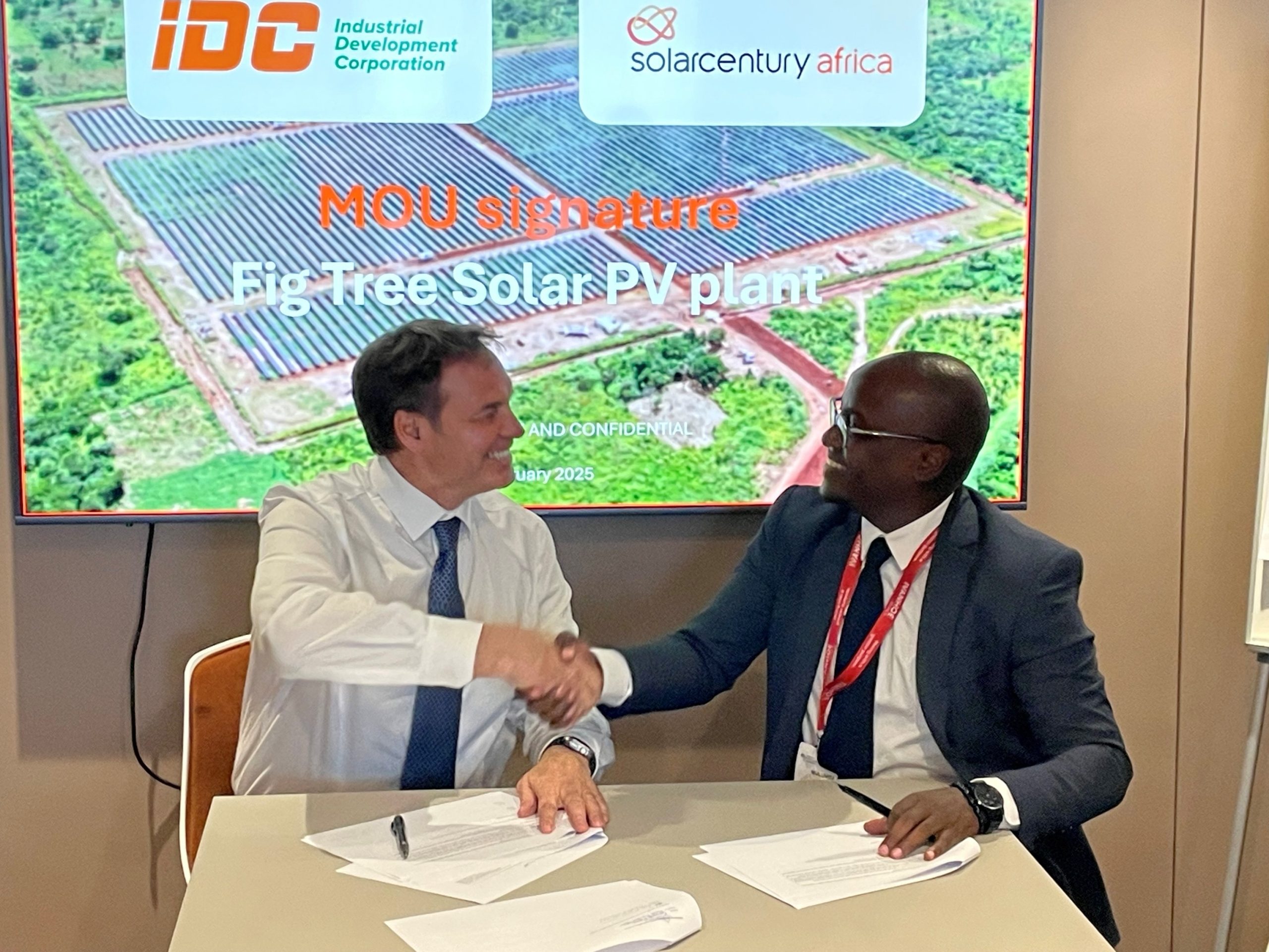 Jason De Carteret, CEO of Solarcentury Africa and Cornwell Muleya, CEO of IDC signing the agreement